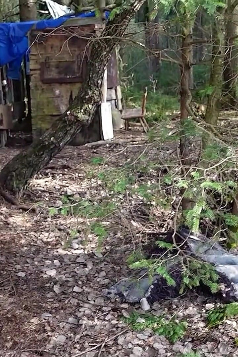 Menina alemã e sua melhor namorada latina magra dão uma foda a um estranho depois de pego