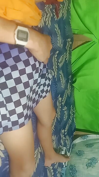 Azgın genç oğlan uyumadan önce mastürbasyon yapıyor