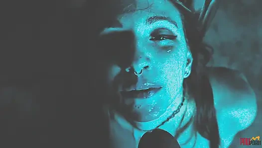 Pelacur terjebak didorong untuk bugil dan nyepong kontol captor