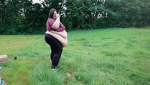 SSBBW bauchspiel und gehen im freien