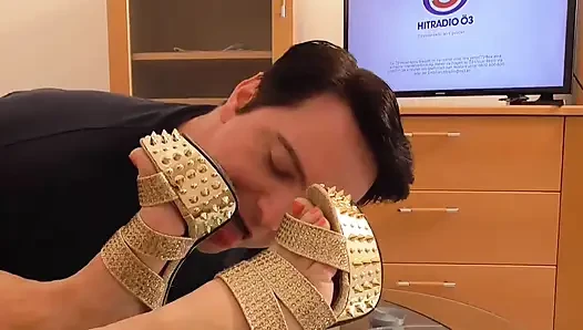 Sahibe kölesinin altın ayakkabılarını yalamasına izin veriyor