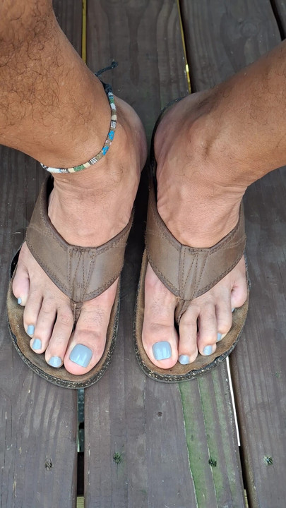 Lick and kiss my femboy feet and toes until you're ready to give me your hot thick lotion