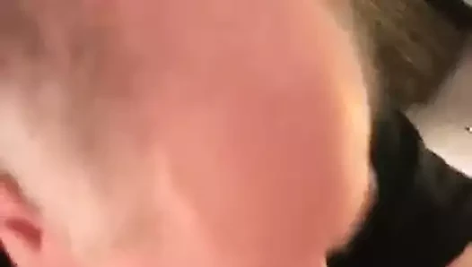 Baba dizlerinin üzerinde veren bir inanılmaz oral seks