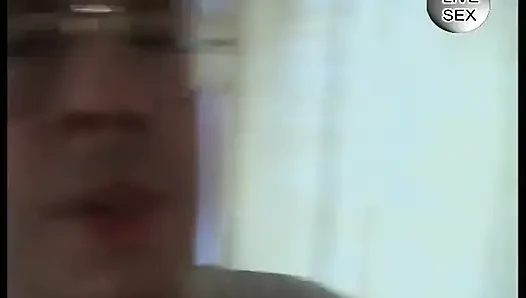 Küçük memeli esmer sürtük yarak üflemeden önce amını oynatıyor ve parmaklıyor