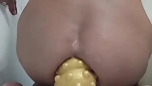 Büyük bir dildo anal deliğimi genişletiyor