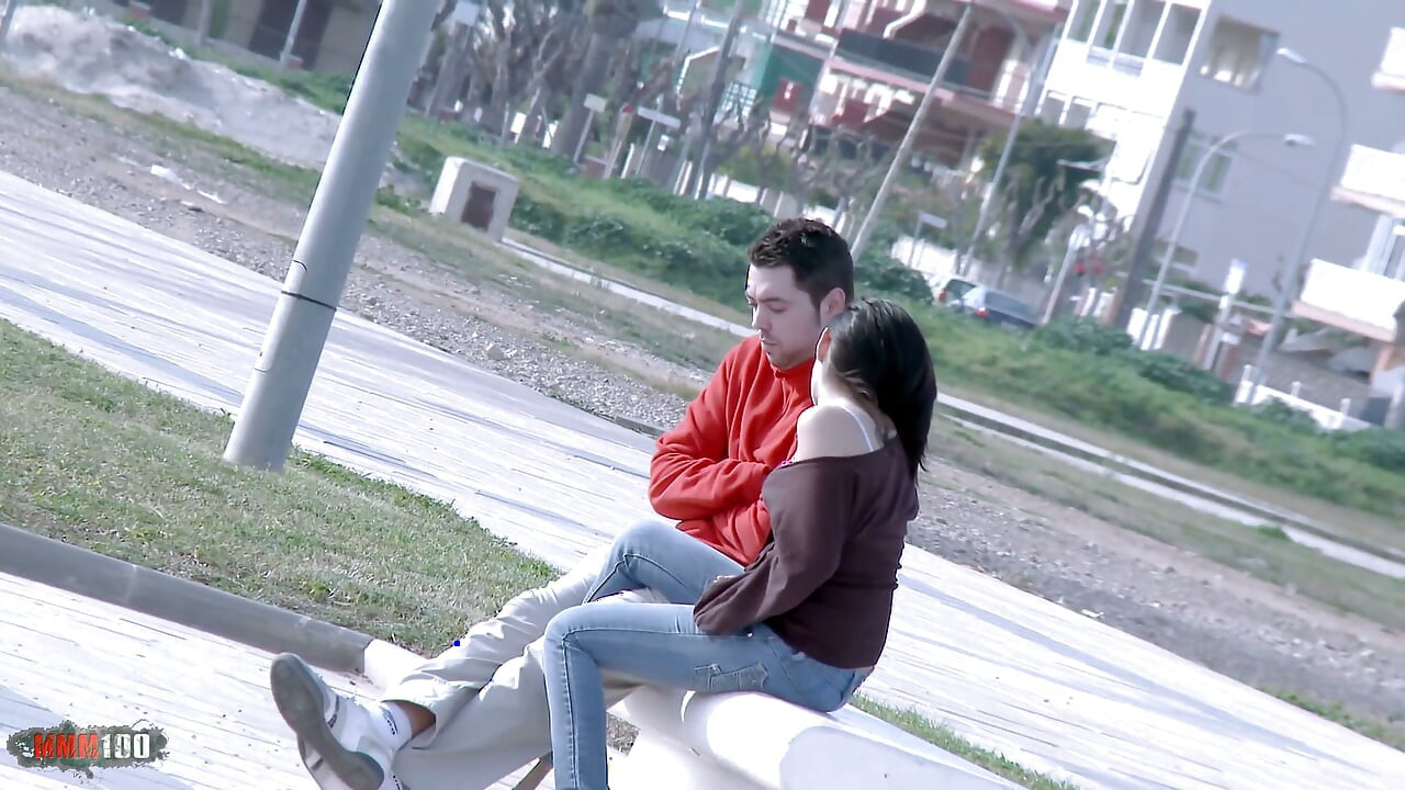 La guapa joven española Vania Flores se la follan delante de su novio