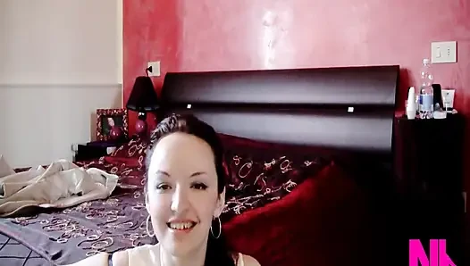 Menjuntai dan merayu di flat rose yang lembut