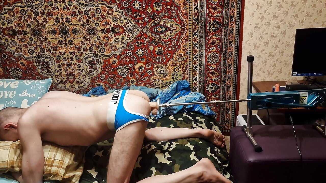 Sasha Earth Gay Gets Her Hole Drilled by a Huge Dildo on a Fuck Machine