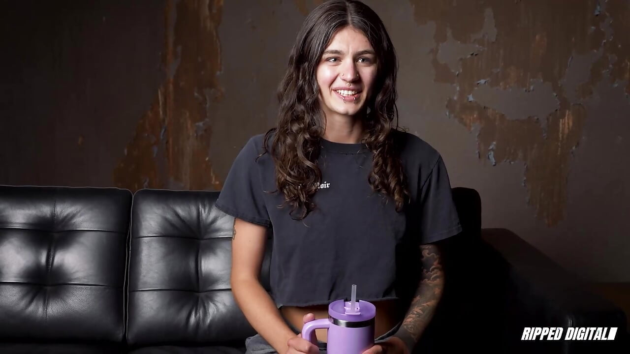 Ramona Vixen bave après avoir tourmenté et supplié pour le plaisir