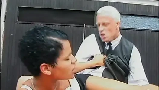Gadis semok kulit hitam ini dientot habis-habisan di bar belakang dan dicrot di mulut sama kontol besar