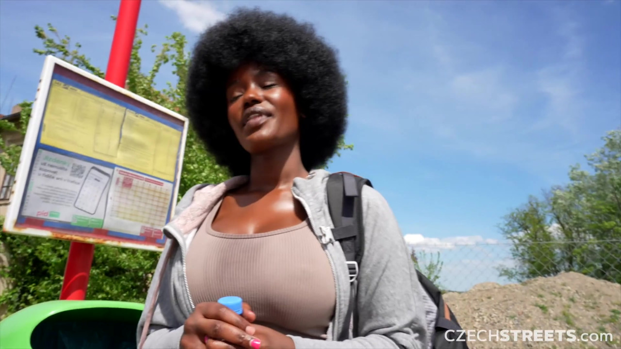 チェコの通り152:かわいい巨乳の黒人の女の子と急いで