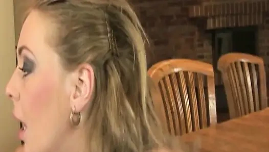 Удивительную зрелую мачеху в белых чулках трахнули