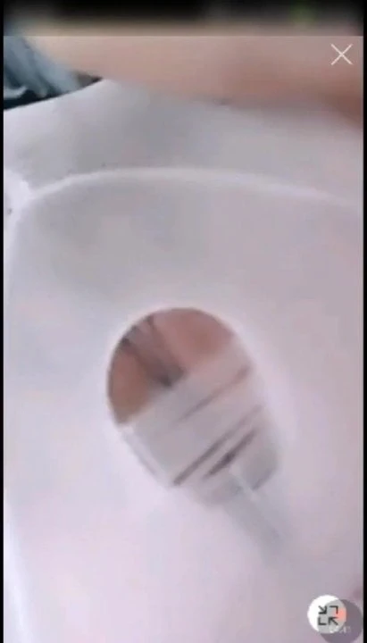 La meilleure beauté montre son visage et fait l&#39;amour avec son garçon