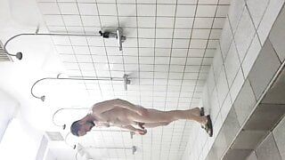 Sexy Mann der duscht