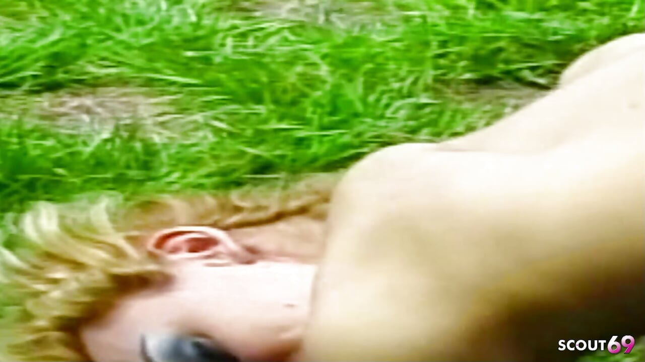 Blondynka Tranny zostaje potajemnie zerżnięta w lesie w swoim ciasnym dupku