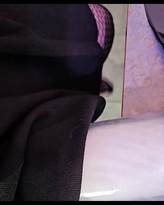 Доильный аппарат Фембой: застенчивый фембой с симпатичными ступнями отсасывает машина, берет его в постель, затем трахает его