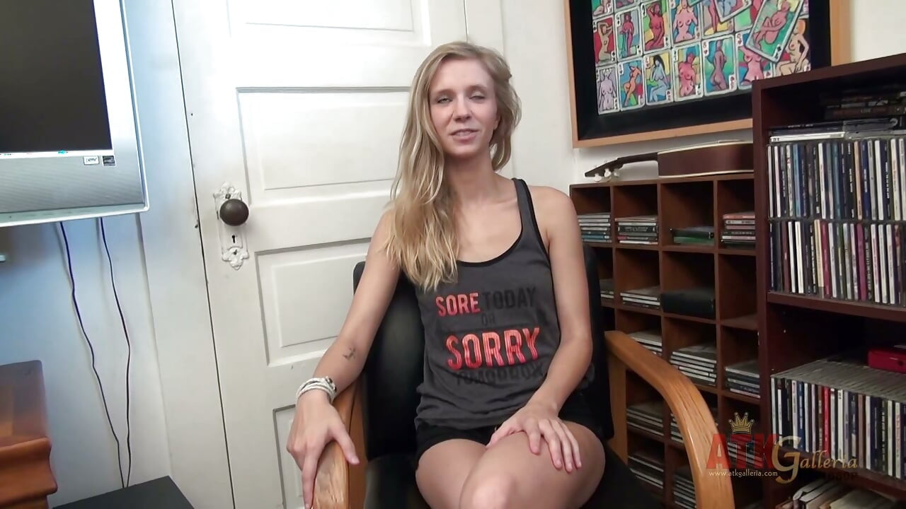 Rachel James, loira magra de seios pequenos, responde a perguntas sobre sexo e depois dedilha-se até ao orgasmo