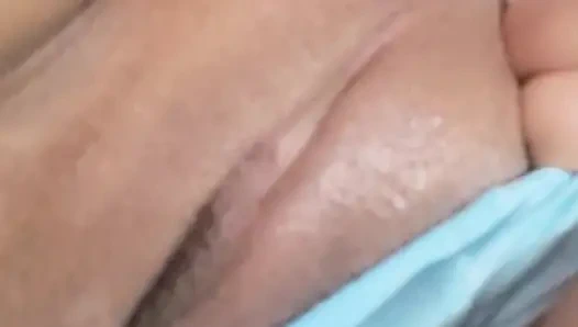 Temanku berbagi pacarnya denganku dan kami ngentot habis-habisan di jacuzzi