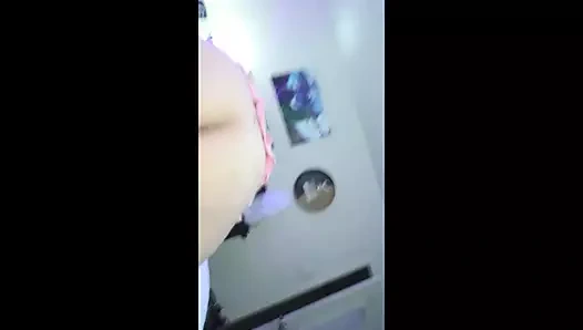 Büyük götlü minyon beyaz kız amını yalatıyor, büyük yarak emiyor, dölleniyor. (derleme)