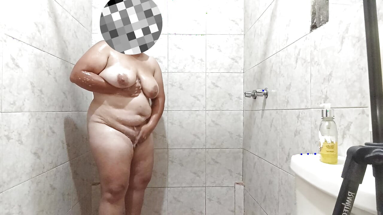 Fată latino sexy se atinge foarte bogat în timp ce face duș și are sâni uriași.