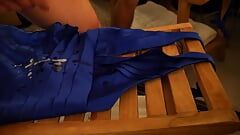 Une robe halteuse bleue en satin déchirée et éjaculée