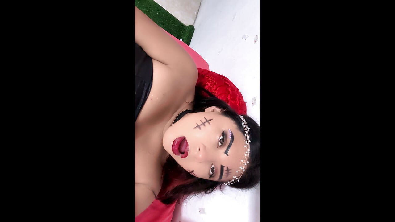 Une belle-mère excitée fête Halloween avec son vrai beau-fils, amateur maison