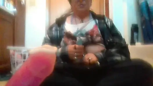 Cewek sange ini lagi asik muasin memeknya sendirian