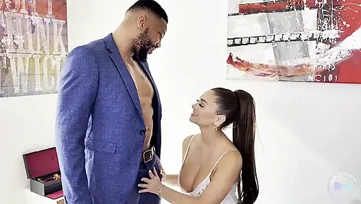 İri göğüslü pawg erkek arkadaşını yine büyük zenci ile aldatıyor