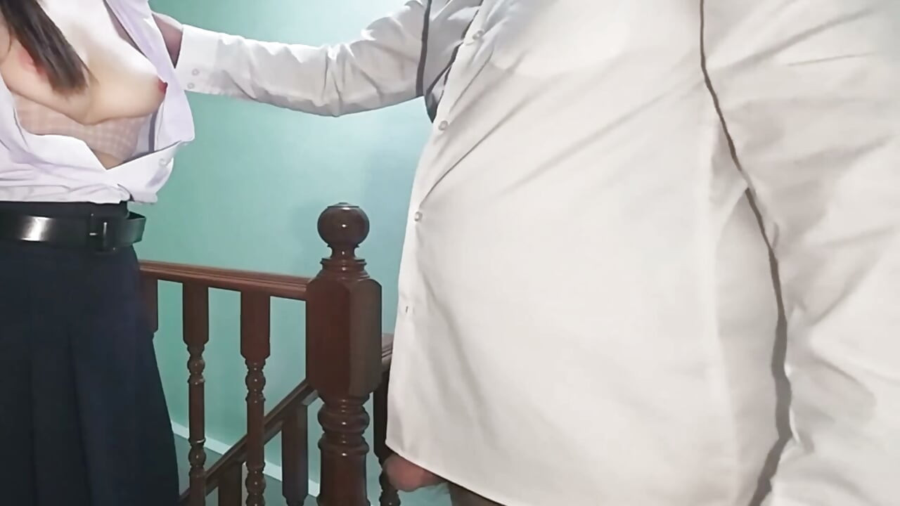 Estudante tailandesa do ensino médio tem a buceta lambida antes de levar porra toda na bunda