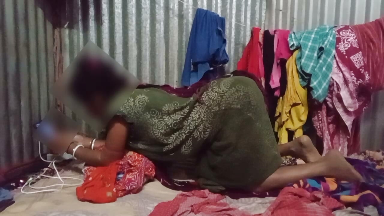Desi Bengali bhabhi ko bahut din bad labour jhuki mein chudai ki