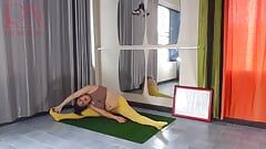 Regina noir. yoga in gele panty's in de sportschool. een meisje zonder slipje doet yoga. een atleet traint