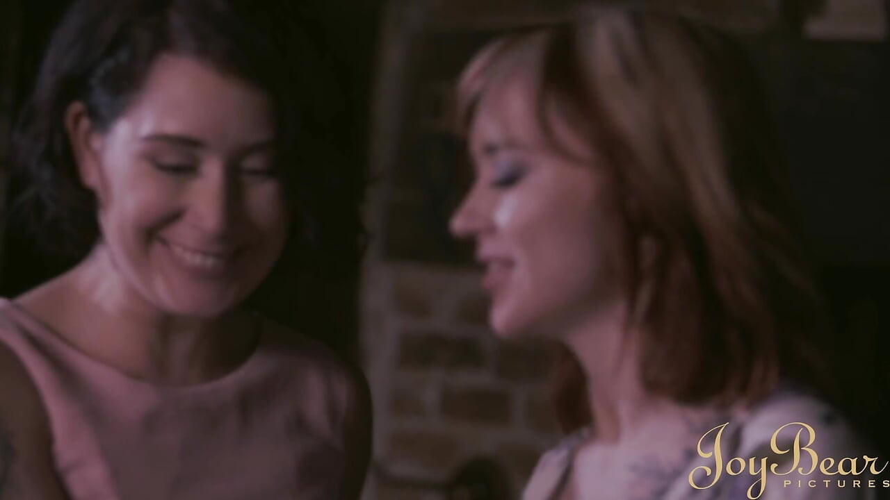 Tetovirane devojke Belle O'Hara i Eva Ray dele dupli dildo