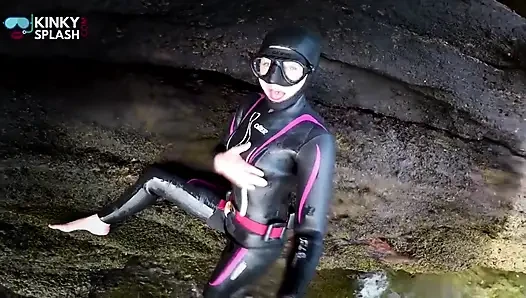 Neoprene wetsuit lagi asik masturbasi memeknya pakai masker di pinggir pantai