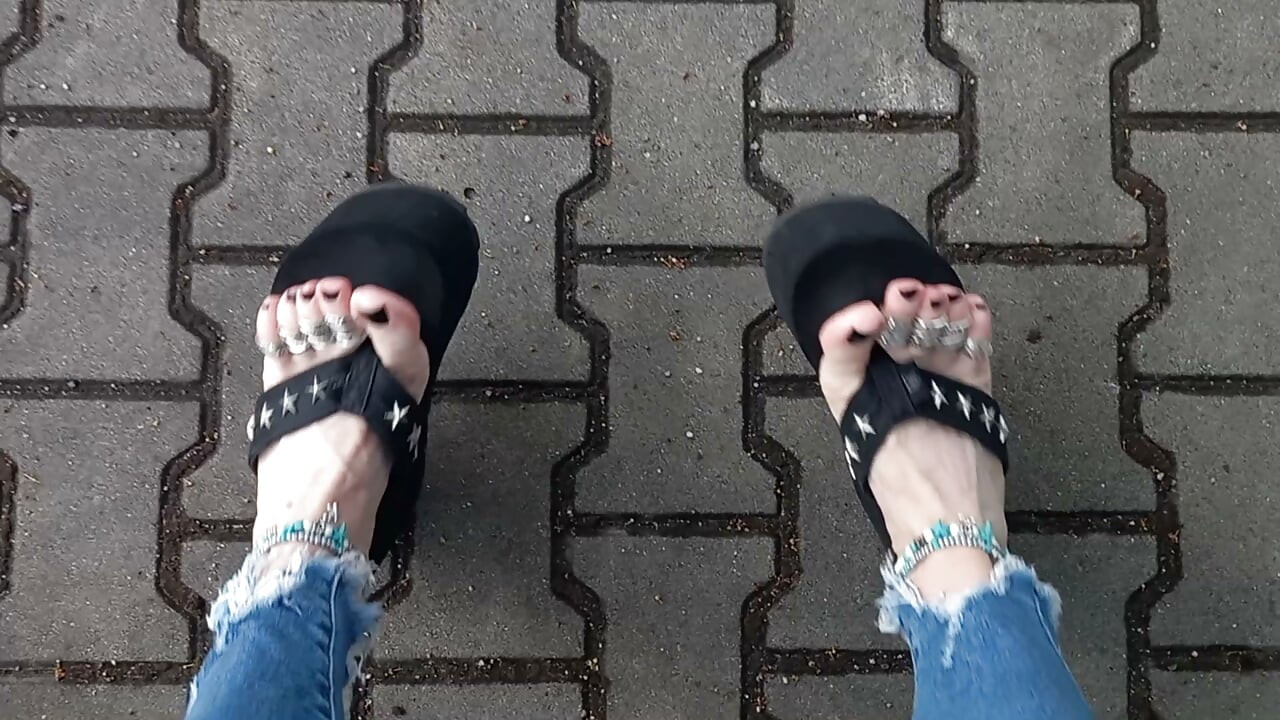 Sexy feet in black platforms, toe rings & anklets + ripped jeans