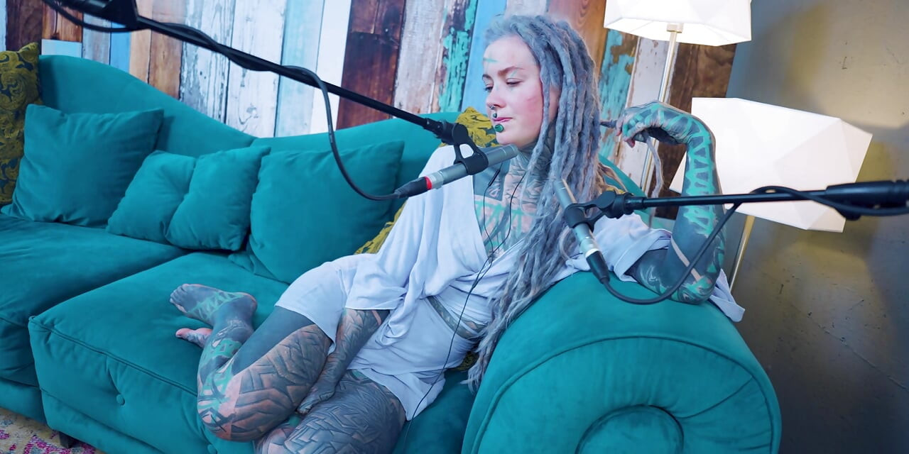 Eu falo sobre P - Passion - ASMR podcast SFW falando gótica magrinha menina dreadlocks tatuagem modelo tatuada menina