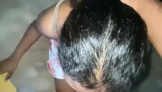 Sri Lankalı sevimli kızın yarağımı emmesi gerekiyor