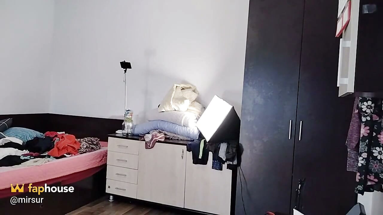 Sexig latina försöker och skär kläder