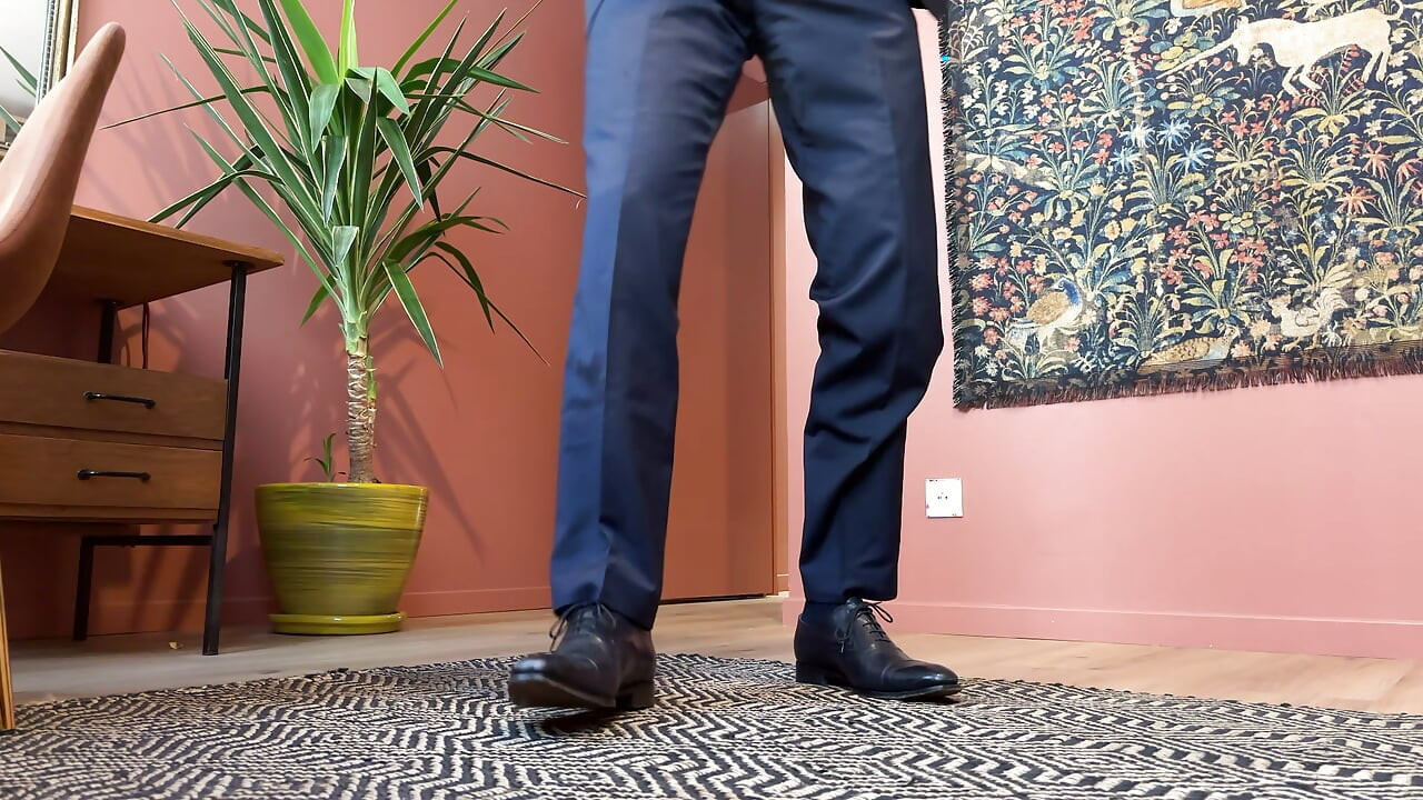 Masturbare la birou într-un costum și cravată
