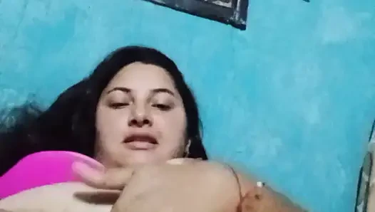 Büyük memeli tombul latin zengin ıslak amcığını çiğniyor