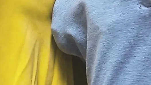 Mädchen erwischt im öffentlichen bus, während sie den schwanz eines fremden bis zur ejakulation streichelt