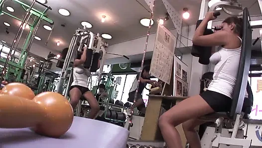 Сучка раздвигает ноги, пока любовник толкает ее киску снова и снова до камшота