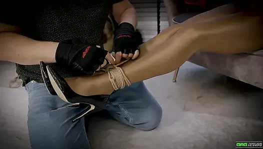 Charlie monaco spielt bondage-spiele für einen orgasmus
