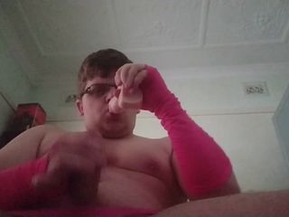 Sání dilda při fapping s růžovými návleky na ruce