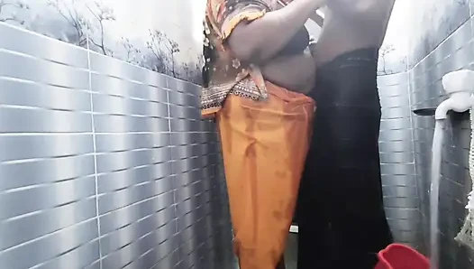 Desi babe enjoys a relaxing bath