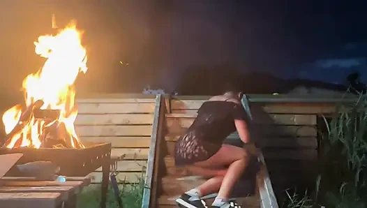 Лестничная лестница соблазняет у огня - сплощадка, стринги и медленный танец