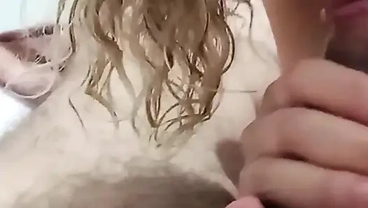 Пара с ней делает минет в любительском видео, пока ее рот не полон спермы.