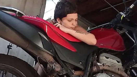 Eşim eşiyle televizyon izlerken garaja koydum