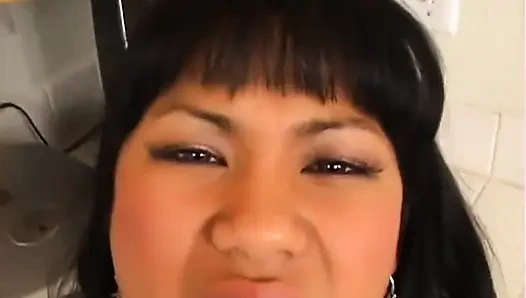 Gadis imut asia dientot habis-habisan sama kontol raksasa pria kulit hitam di dapur