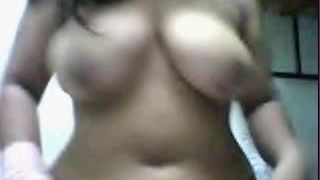 Maleisische slet masturbeert webcam