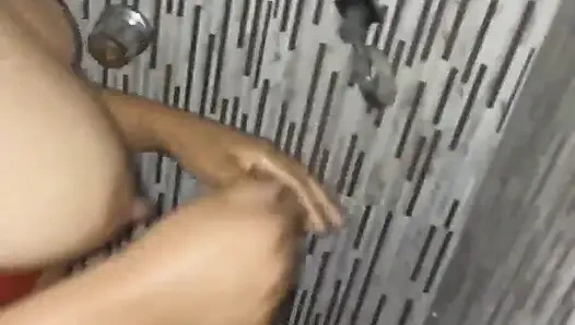 Teman kantor mengundangku ke rumahnya dan bahkan kamar mandinya dan hal ini terjadi di Amerika Serikat